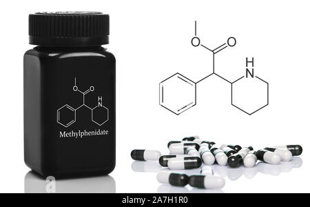 Bouteille en plastique noir avec les comprimés de méthylphénidate sur fond blanc. Attention-deficit hyperactivity disorder. Banque D'Images