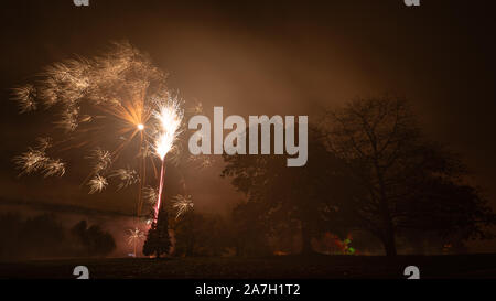 Rudding Park Hotel, Harrogate, Royaume-Uni. 2 novembre, 2019. Nuit d'un feu d'artifice sont mis en valeur de la base de Rudding Park Hotel, Harrogate North Yorkshire, UK. Credit : pris la photographie lumière/Alamy Live News Banque D'Images