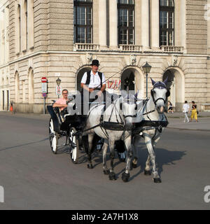 Vienne, AUTRICHE - 22.10.2019 : - Cheval calèche Fiaker ou, attraction touristique populaire, sur Michaelerplatz et de la Hofburg. Banque D'Images