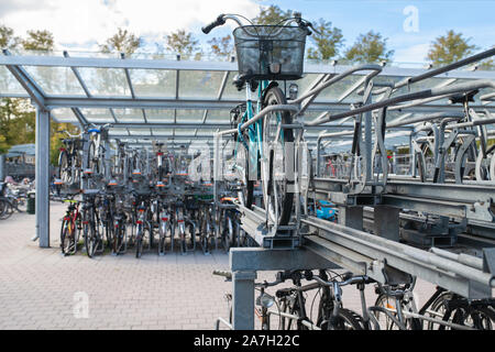 De nombreux vélos stockés dans la structure de stationnement pour vélos Banque D'Images