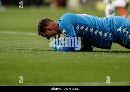 Stade Santiago Bernabeu, Madrid, Espagne. 2e Nov, 2019. La Liga Football, Real Madrid contre Real Betis ; Joel Robles (Betis) enregistre l'usage éditorial par balle - Credit : Action Plus Sport/Alamy Live News Banque D'Images