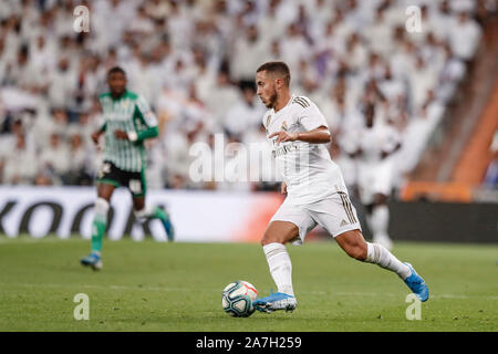 Stade Santiago Bernabeu, Madrid, Espagne. 2e Nov, 2019. La Liga Football, Real Madrid contre Real Betis ; Eden Hazard (Real Madrid) contrôle la balle - usage éditorial : Action Crédit Plus Sport/Alamy Live News Banque D'Images