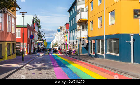 La rue piétonne Klapparstigur peint avec les couleurs de la gay pride à Reykjavik, Islande. Banque D'Images