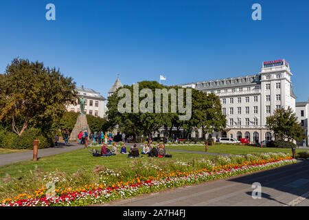 Personnes méditant au Austurvollur square avec la statue de Jon Sigurdsson en arrière-plan, Reykjavik, Islande. Banque D'Images