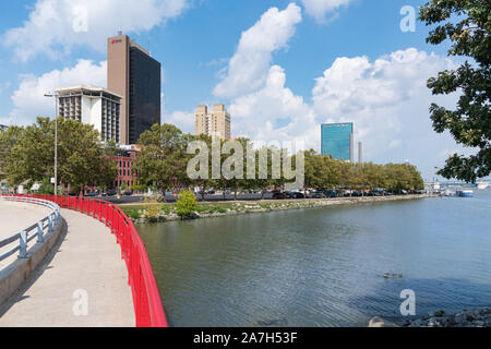 Toledo, OH - le 21 septembre 2019 : Skyline de Toledo, Ohio, le long de la rivière Maumee Banque D'Images