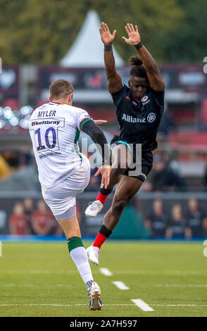 Londres, Royaume-Uni. 09Th Nov, 2019. Rotimi Segun de Sarrasins saute à bloquer comme Stephen Myler de London Irish efface la balle pendant le match de rugby Premiership Gallagher entre sarrasins et London Irish à l'Allianz Park, Londres, Angleterre. Photo par Phil Hutchinson. Credit : UK Sports Photos Ltd/Alamy Live News Banque D'Images