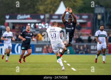 Londres, Royaume-Uni. 09Th Nov, 2019. Rotimi Segun de Sarrasins saute à bloquer comme Stephen Myler de London Irish efface la balle pendant le match de rugby Premiership Gallagher entre sarrasins et London Irish à l'Allianz Park, Londres, Angleterre. Photo par Phil Hutchinson. Credit : UK Sports Photos Ltd/Alamy Live News Banque D'Images