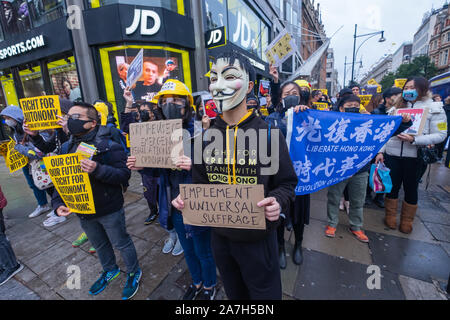 Londres, Royaume-Uni. 2 novembre 2019. Presque tous les manifestants vêtus de noir et beaucoup avec des masques noirs mars le long de la chaussée de la rue Oxford appelant à Hong Kong d'être libre et de faire cinq exigences. Ils veulent un retrait complet de la Loi sur l'extradition, une rétractation de caractériser les manifestations que les émeutes, le retrait des poursuites contre les manifestants, une enquête indépendante sur la brutalité policière et la mise en œuvre de la double le suffrage universel.Peter Marshall/Alamy Live News Banque D'Images