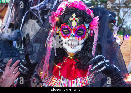 Southport, Merseyside. Météo britannique. 2e Nov, 2019. Le Jour des Morts' Festival - Novembre est le mois de l'hôte dans le Jour des morts - et mis en scène sa propre Pleasureland Southport torsion sur la célébration mexicaine avec des couleurs explosives et dynamique dans les réjouissances d'une fête pour les sens. Une foule de divertissement fantastique y compris les échassiers, cracheurs de flammes, la musique, les danseurs. /AlamyLiveNews MediaWorldImages crédit ; Banque D'Images