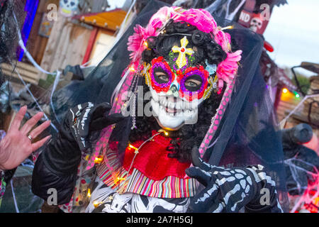 Southport, Merseyside. Météo britannique. 2e Nov, 2019. Le Jour des Morts' Festival - Novembre est le mois de l'hôte dans le Jour des morts - et mis en scène sa propre Pleasureland Southport torsion sur la célébration mexicaine avec des couleurs explosives et dynamique dans les réjouissances d'une fête pour les sens. Une foule de divertissement fantastique y compris les échassiers, cracheurs de flammes, la musique, les danseurs. /AlamyLiveNews MediaWorldImages crédit ; Banque D'Images