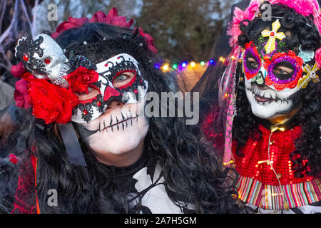 Southport, Merseyside. Météo britannique. 2e Nov, 2019. Le Jour des Morts' Festival - Novembre est le mois de l'hôte dans le Jour des morts - et mis en scène sa propre Pleasureland Southport torsion sur la célébration mexicaine avec des couleurs explosives et dynamique dans les réjouissances d'une fête pour les sens. Une foule de divertissement fantastique y compris les échassiers, cracheurs de flammes, la musique, les danseurs. /AlamyLiveNews MediaWorldImages crédit ; Banque D'Images