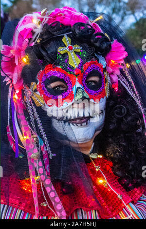 Southport, Merseyside. Météo britannique. 2e Nov, 2019. Le Jour des Morts' Festival - Novembre est le mois de l'hôte dans le Jour des morts - et mis en scène sa propre Pleasureland Southport torsion sur la célébration mexicaine avec des couleurs explosives et dynamique dans les réjouissances d'une fête pour les sens. Une foule de divertissement fantastique y compris les échassiers, cracheurs de flammes, la musique, les danseurs. /AlamyLiveNews MediaWorldImages crédit ; Banque D'Images