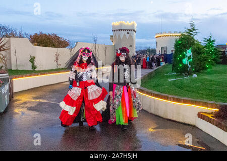 Southport, Merseyside. Météo britannique. 2e Nov, 2019. Le Jour des Morts' Festival - Novembre est le mois de l'hôte dans le Jour des morts - et mis en scène sa propre Pleasureland Southport torsion sur la célébration mexicaine avec des couleurs explosives et dynamique dans les réjouissances d'une fête pour les sens. Une foule de divertissement fantastique y compris les échassiers, cracheurs de flammes, la musique, les danseurs. /AlamyLiveNews MediaWorldImages crédit ; Banque D'Images