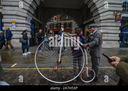 Londres, Royaume-Uni. 09Th Nov, 2019. Un homme suisse sa circonscription vélocipèdes vintage dans le centre de Londres. Regent Street de Londres a été réservée aux piétons le 2 novembre pour l'assemblée annuelle de l'automobile de la rue Regent, un fantastique écran de vintage, veteran, classique et moderne des voitures. (Photo par Laura Chiesa/Pacific Press) Credit : Pacific Press Agency/Alamy Live News Banque D'Images