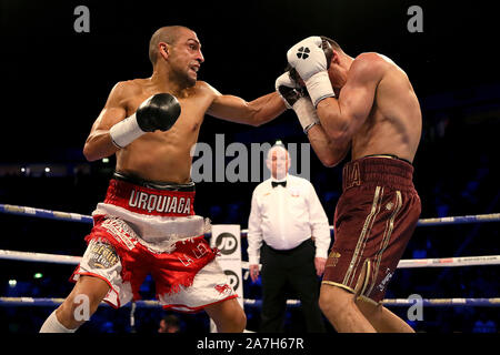 Frank Urquiaga (à gauche) en action contre Anthony Crolla léger dans leur concours à Manchester Arena, Manchester. Banque D'Images