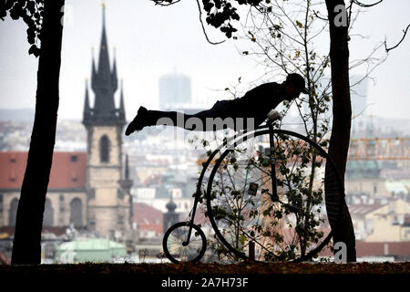 Prague, République tchèque. 2e Nov, 2019. En costumes historiques les amateurs de rouler sur un vélo de roue à l'intérieur de leur réunion traditionnelle Prague Mile. La République tchèque des bicyclettes roue club a été fondé en 1880 et ses membres se réunissent jusqu'à cette course chaque année. Le sou-sou est un type de vélo avec une grande roue avant et un arrière beaucoup plus petits, jusqu'à ce que le populaire whee développement de la bicyclette dans les années 1880. La première machine d'être appelé un ''location, '' la sou-sou est un vélo à entraînement direct, ce qui signifie que les manivelles et pédales sont fixées directement sur le moyeu, au lieu d'utiliser des pignons Banque D'Images