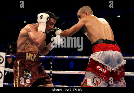 Anthony Crolla (à gauche) en action contre Frank Urquiaga léger dans leur jeu à l'Arena de Manchester, Manchester. Banque D'Images