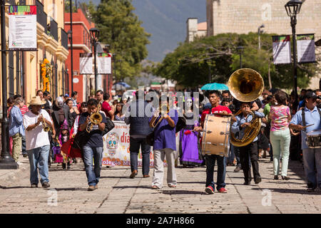 Une fanfare mexicaine mène une procession pour le jour de la fête des morts connus en espagnol comme día de muertos à Oaxaca, au Mexique. Le festival célèbre la vie de ceux qui sont morts. Banque D'Images