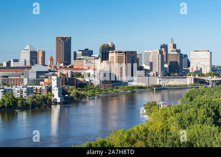 Saint Paul, MN - le 23 septembre 2019 : Saint Paul, Minnesota Skyline le long de la rivière Mississippi Banque D'Images