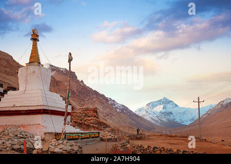 Vue sur le mont Everest de la RongPu monastère, au camp de base de l'Everest au Tibet, contre un ciel du matin. Banque D'Images