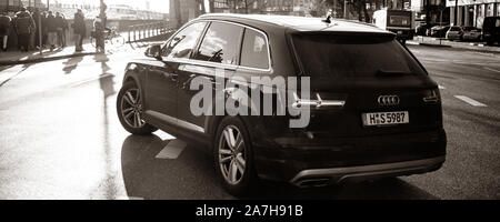 Hambourg, Allemagne - Mars 2018 : image en noir et blanc d'Audi Quattro voiture wagon noir tournant sur la bei den Muhren Strasse rue à l'Brooksbrucke Banque D'Images