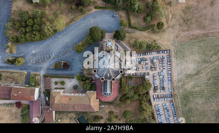 Vue aérienne de frais généraux de l'église Notre-Dame-de-la-Dreche en dehors de la ville d'Albi Banque D'Images