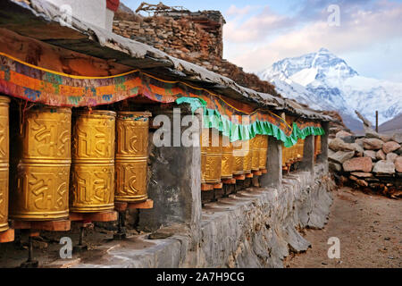 Avis de golden priant roues et le mont Everest dans l'arrière-plan du monastère de RongPu au Tibet, contre un ciel du matin froid. Banque D'Images