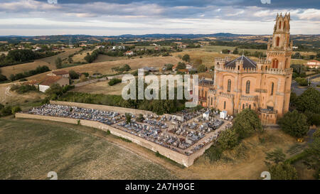 Vue aérienne de l'église Notre-Dame-de-la-Dreche en dehors de la ville d'Albi Banque D'Images