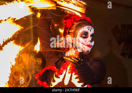 Jour de Southport, Merseyside morts. Météo britannique. 2e Nov, 2019. ' Apporter sur le projet fire' affichage à la Journée de la mort' Festival - Novembre est le mois de l'hôte dans le Jour des morts - et mis en scène sa propre Pleasureland Southport torsion sur la célébration mexicaine spooky avec cascade explosive de couleurs et de motifs créés en dansant et en déplaçant avec lumière et dynamique dans les réjouissances d'une fête pour les sens. Une foule de divertissement fantastique et célébrations a attiré des milliers de touristes à l'hôtel pour profiter du spectacle. /AlamyLiveNews CernanElias crédit ; Banque D'Images