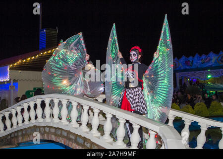 Jour de Southport, Merseyside morts. Météo britannique. 2e Nov, 2019. ' Apporter sur le projet fire' affichage à la Journée de la mort' Festival - Novembre est le mois de l'hôte dans le Jour des morts - et mis en scène sa propre Pleasureland Southport torsion sur la célébration mexicaine spooky avec cascade explosive de couleurs et de motifs créés en dansant et en déplaçant avec lumière et dynamique dans les réjouissances d'une fête pour les sens. Une foule de divertissement fantastique et célébrations a attiré des milliers de touristes à l'hôtel pour profiter du spectacle. /AlamyLiveNews CernanElias crédit ; Banque D'Images