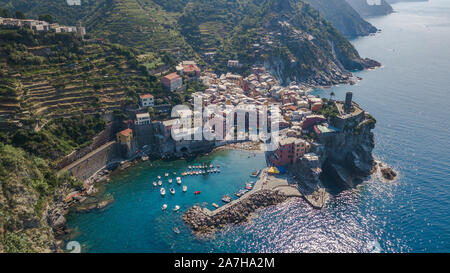 Drone aérien de port de Vernazza à Cinque Terre, Italie Banque D'Images