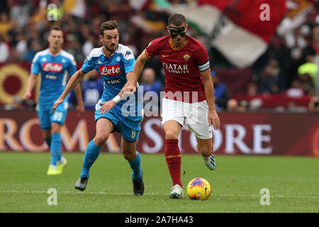 Rome, Italie. 09Th Nov, 2019. Edin Dzeko (Roma) et Fabian Ruiz (Napoli) est en compétition pour la balle durant le match de Serie A entre l'AS Roma SS et SSC Napoli au Stadio Olimpico, le 2 novembre 2019 à Rome, Italie. Battre Rome Naples par 2-1 à la 11e ronde de Campionato Italiano di Serie A (Photo par Giuseppe Fama/Pacific Press) Credit : Pacific Press Agency/Alamy Live News Banque D'Images