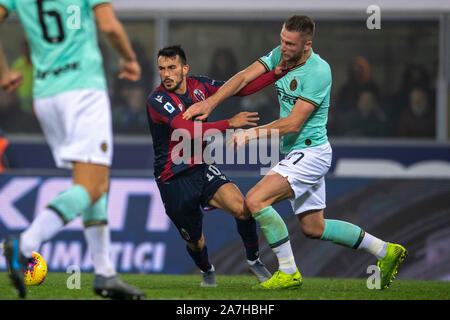 Nicola Sansone (Bologne) Skriniar Milan (Inter) au cours de l'Italien 'Serie' un match entre Bologne 1-2 Inter au stade Renato Dall'Ara, le 02 novembre 2019 à Bologne, en Italie. Credit : Maurizio Borsari/AFLO/Alamy Live News Banque D'Images