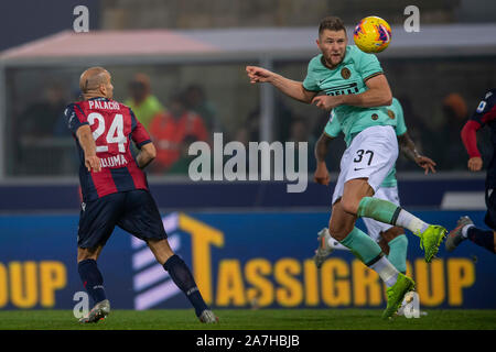 Skriniar Milan (Inter) Rodrigo Sebastian Palacio (Bologne) au cours de l'Italien 'Serie' un match entre Bologne 1-2 Inter au stade Renato Dall'Ara, le 02 novembre 2019 à Bologne, en Italie. Credit : Maurizio Borsari/AFLO/Alamy Live News Banque D'Images