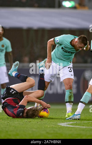 Skriniar Milan (Inter) Ladislao Krejci (Bologne) au cours de l'Italien 'Serie' un match entre Bologne 1-2 Inter au stade Renato Dall'Ara, le 02 novembre 2019 à Bologne, en Italie. Credit : Maurizio Borsari/AFLO/Alamy Live News Banque D'Images