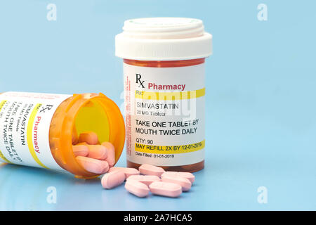 Cholestérol Simvastatin prescription de médicaments sur des bouteilles bleu avec des comprimés roses. Banque D'Images