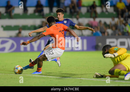 Cours, rendez-vous - 02.11.2019 : sous 17 HOLANDA E ESTADOS UNIDOS DA AMÉRICA - Jayden Braaf, Juan Carrera et Chituru Odunze au cours de Pays-Bas et Etats-Unis d'Amérique. Match valide pour la Coupe du Monde FIFA U17 phase groupe. Serrinha Stadium. Cours, rendez-vous sur . (Photo : Reinaldo Reginato/Fotoarena) Banque D'Images