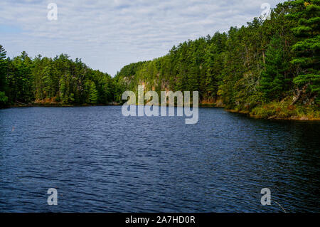 Les falaises à l'entrée de la rivière Barron Canyon dans le parc Algonquin en Ontario Canada Banque D'Images