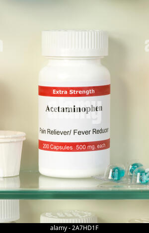 Acetaminophen générique bouteille sur une étagère en verre en accueil armoire à pharmacie. Banque D'Images