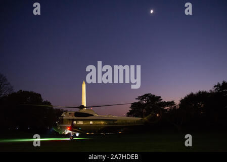 Washington, District de Columbia, Etats-Unis. 2e Nov, 2019. Un marin, avec le Président des Etats-Unis, Donald J. Trump à bord, quitte la pelouse Sud de la Maison Blanche à Washington, DC, en route vers New York, New York le samedi 2 novembre 2019. Credit : Erin Scott/Piscine via CNP Crédit : Erin Scott/CNP/ZUMA/Alamy Fil Live News Banque D'Images