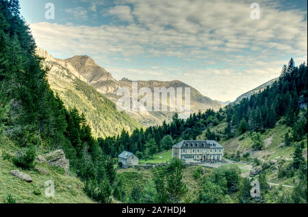 L'Hôtel du cirque et la vallée au-delà du Cirque de Gavarnie Banque D'Images