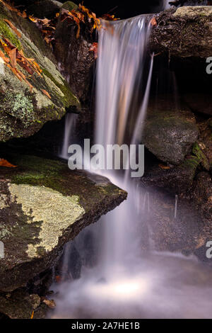 Petite chute d'eau en bordure de la Forêt Nationale de Pisgah, Brevard, North Carolina, USA Banque D'Images
