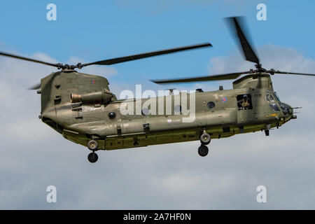 La Royal Air Force Boeing Vertol Chinook HC6 / HC6Un hélicoptère a démontré ses capacités au Dunsfold Wings & Wheels Airshow, Royaume-uni le 25/8/18. Banque D'Images