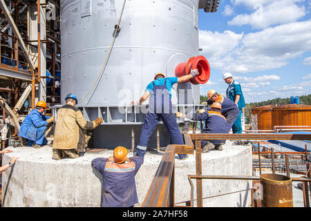 Moscou, Russie, 08,2018 : Construction d'une raffinerie de pétrole près de Moscou. Installer les composants des travailleurs d'une raffinerie de pétrole, la construction et l'installation de Banque D'Images