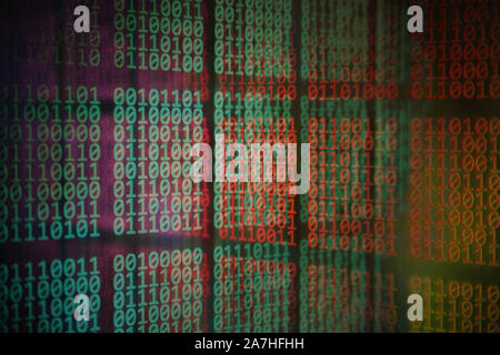 Double exposition de l'image écran de l'ordinateur affiche les lignes de code binaire de l'information. big data et de l'ia l'intelligence artificielle des concepts d'analyse de virus. Banque D'Images
