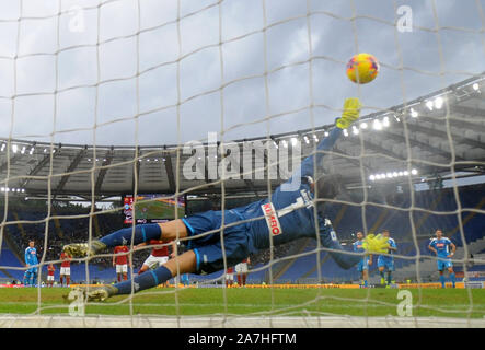 Rome, Italie. 2e Nov, 2019. Roma's Jordan Veretout marque son but pendant un match de football Serie A entre Roma et Napoli à Rome, Italie, le 2 novembre 2019. Credit : Alberto Lingria/Xinhua/Alamy Live News Banque D'Images