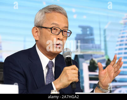 Tokyo, Japon. 2e Nov, 2019. Le vice-président exécutif de Toyota Motor Koji Kobayashi parle comme président Akio Toyoda et cinq vice-présidents exécutifs tenir leur réunion d'affaires en public au stand Toyota du 46e Salon automobile de Tokyo à Tokyo le samedi, Novembre 2, 2019. Credit : Yoshio Tsunoda/AFLO/Alamy Live News Banque D'Images