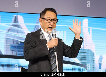 Tokyo, Japon. 2e Nov, 2019. Moteur Toyota Président Akio Toyoda parle comme Toyoda et cinq vice-présidents exécutifs tenir leur réunion d'affaires en public au stand Toyota du 46e Salon automobile de Tokyo à Tokyo le samedi, Novembre 2, 2019. Credit : Yoshio Tsunoda/AFLO/Alamy Live News Banque D'Images