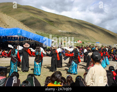 Tibetian- chinois fête traditionnelle avec la danse culturelle au cours de sélection en tête de moine dans le monastère de Dho Tarap, Dolpa, Népal Tibet- frontière. Banque D'Images