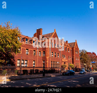 Jones Hall comme vu de Ridge Avenue au Collège communautaire du comté d'Allegheny côté nord campus à l'automne, Pittsburgh, Pennsylvanie, USA Banque D'Images
